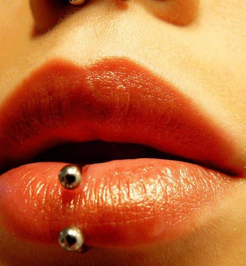 Piercing no lábios 