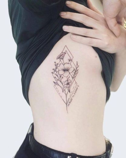 Outra ideia linda de tatuagem na costela.