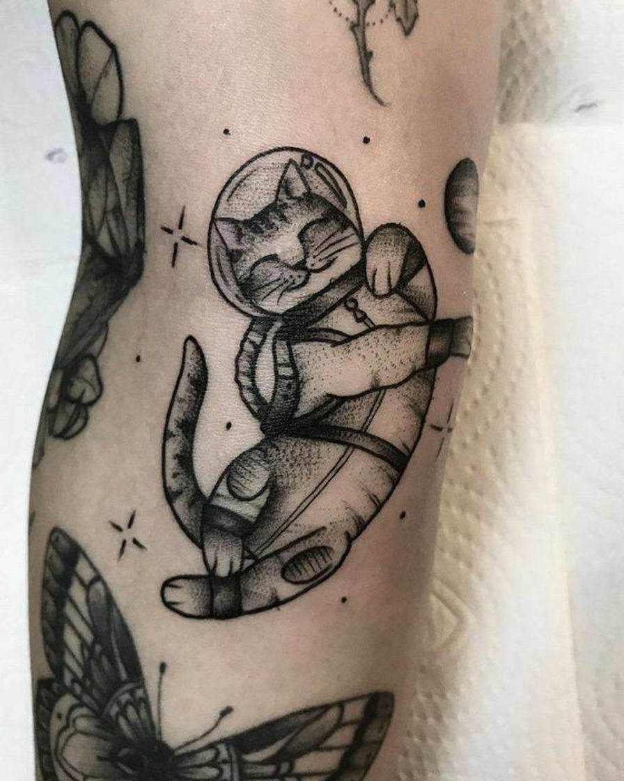 Moda Tattoo de gato astronauta.