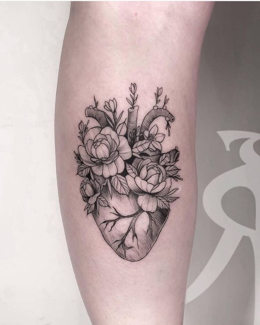 Moda Tatuagem coração com flores