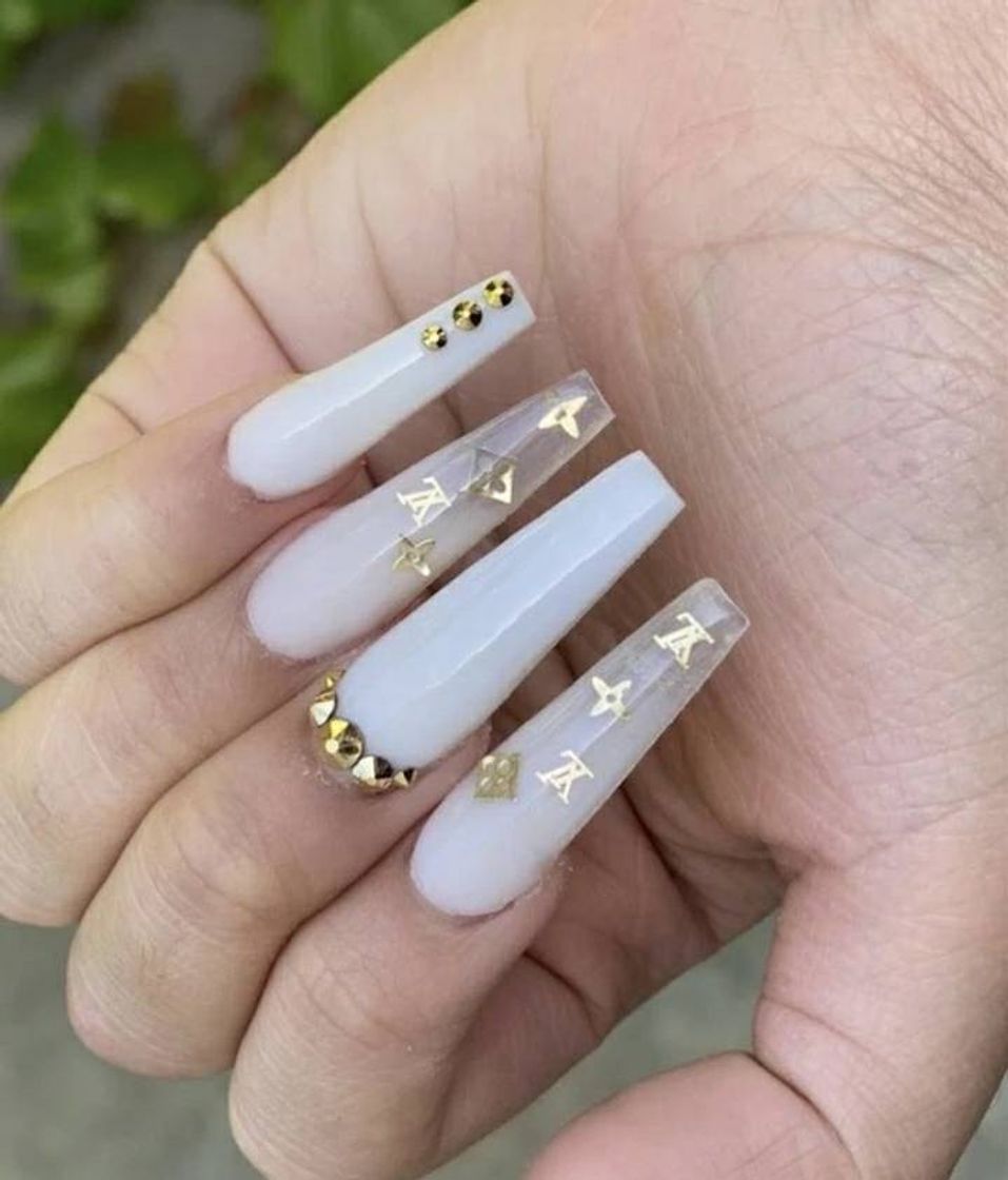 Unhas estilo bailarina.