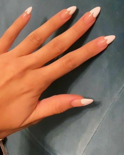 Unhas minimalistas. 🤍