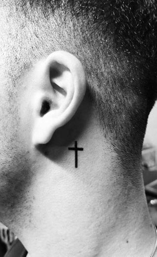 Tattoo de cruz no pescoço