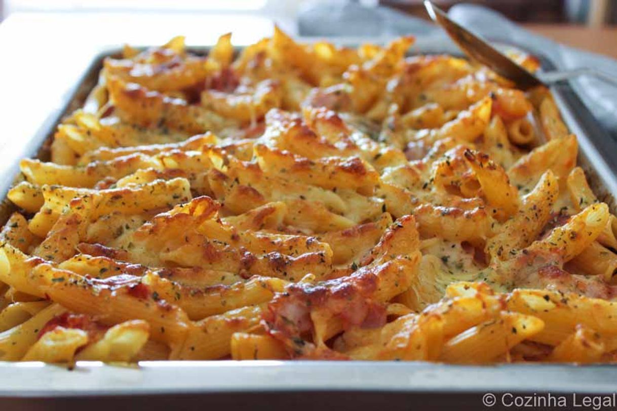 Macarrão de forno cremoso com presunto e queijo 