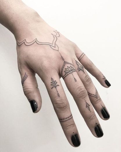 Tattoo delicada nos dedos 