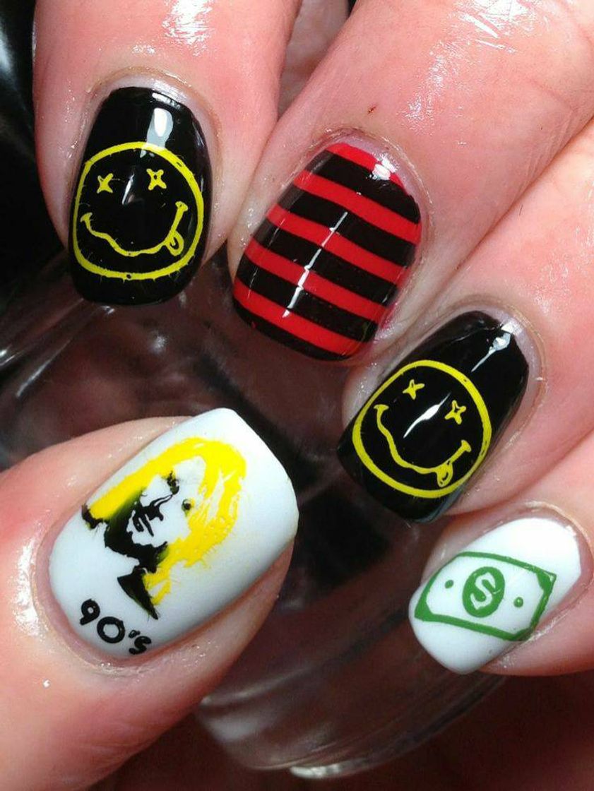 Moda 90's nails 🎸