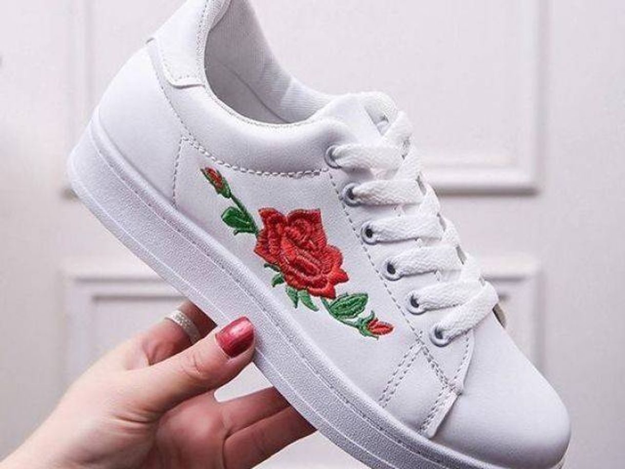 Moda Tênis branco com uma linda rosa vermelha 🌹 