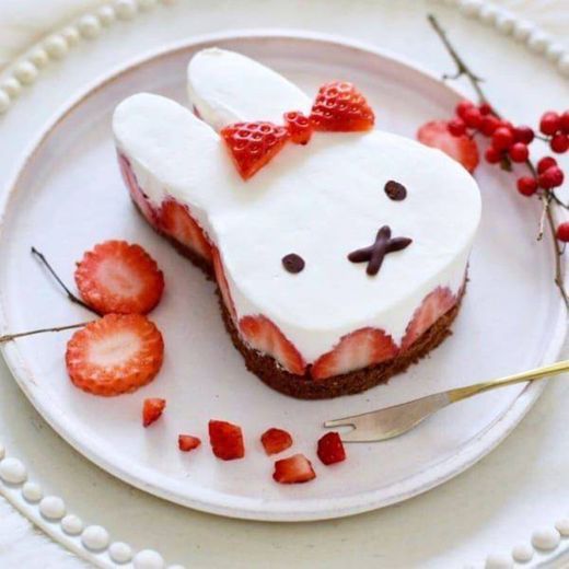 rabbit strawberry cake 