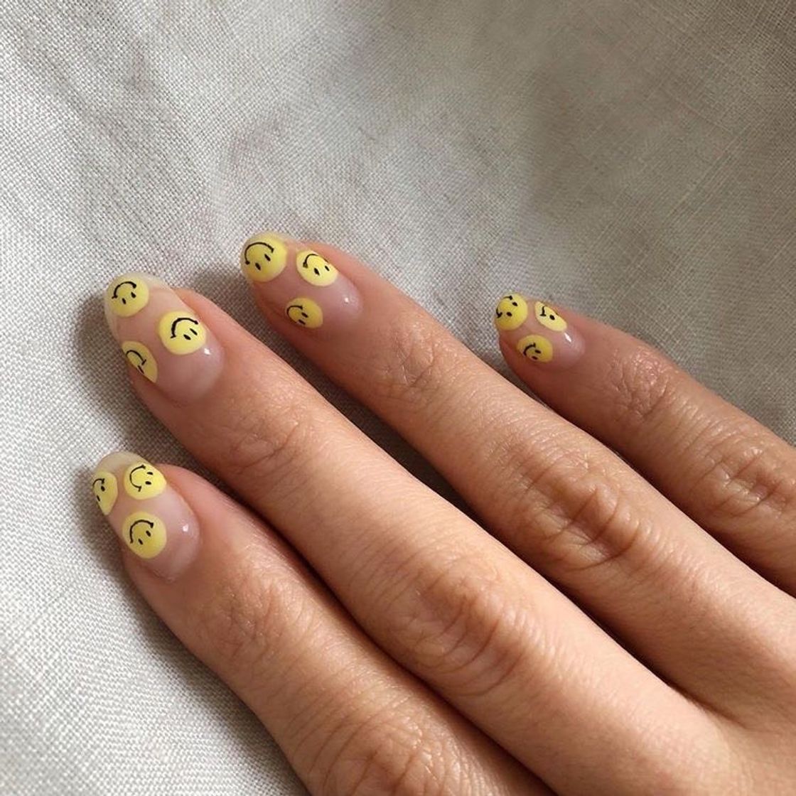 Fashion smiley nails