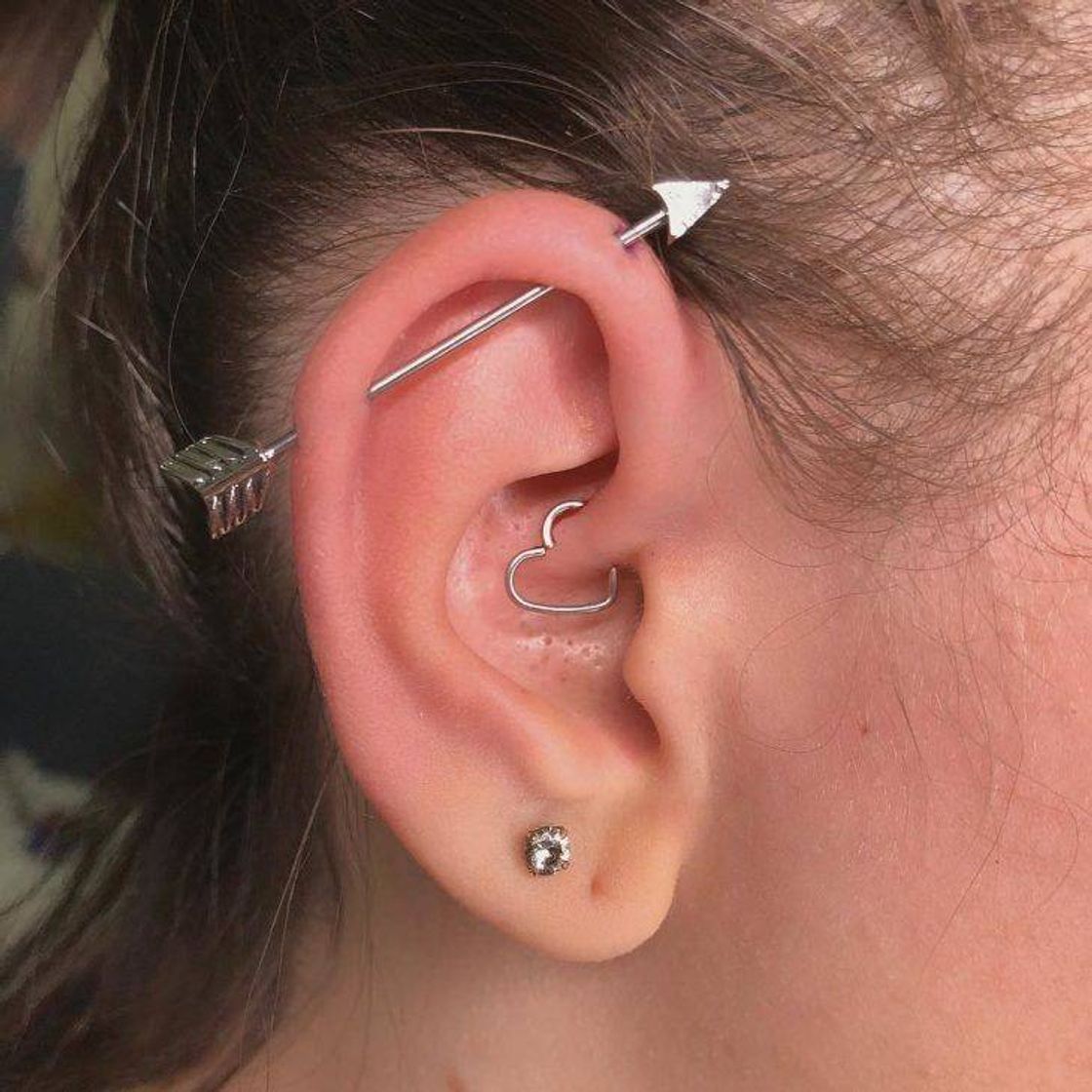 Moda piercing transversal e daith