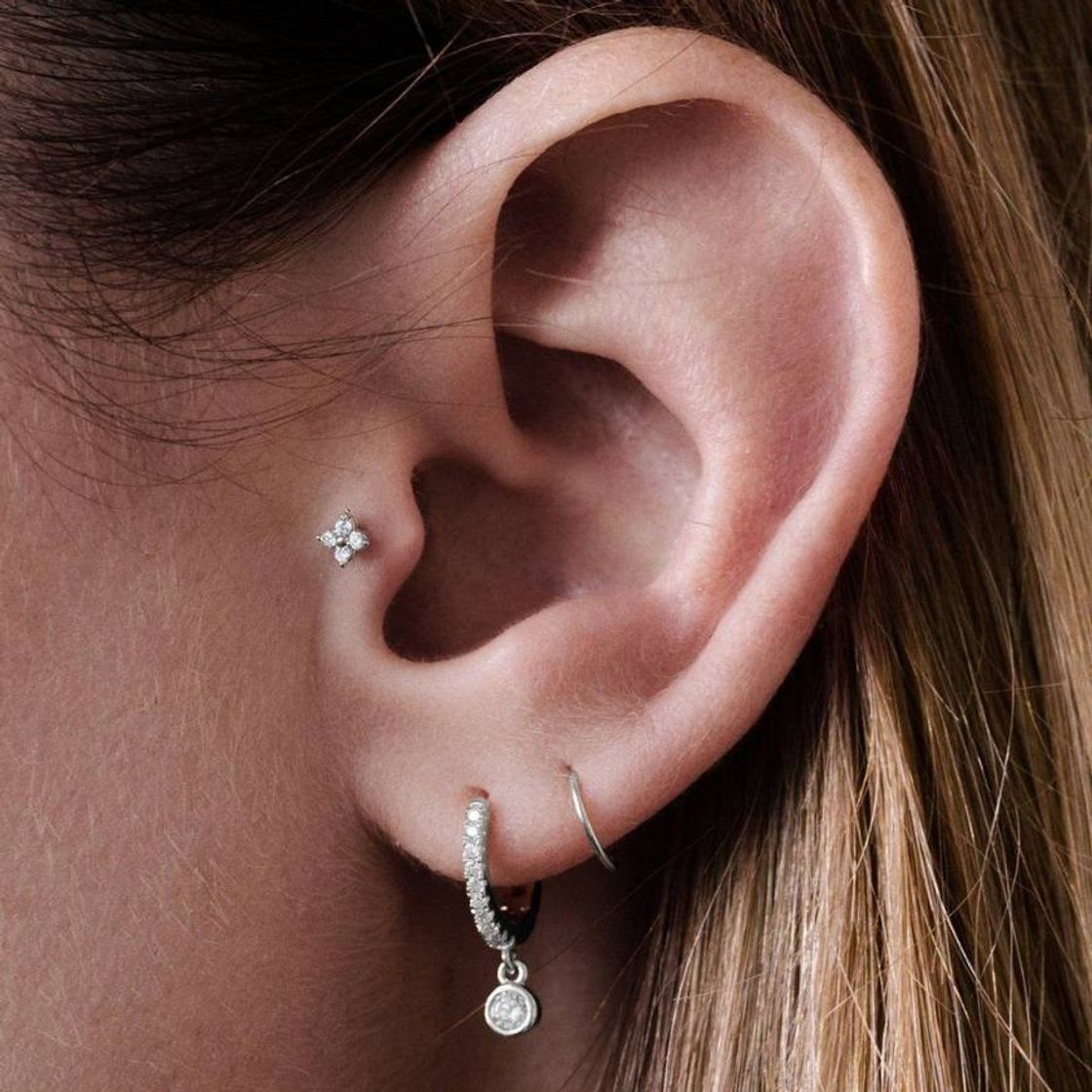 Moda piercing no tragus