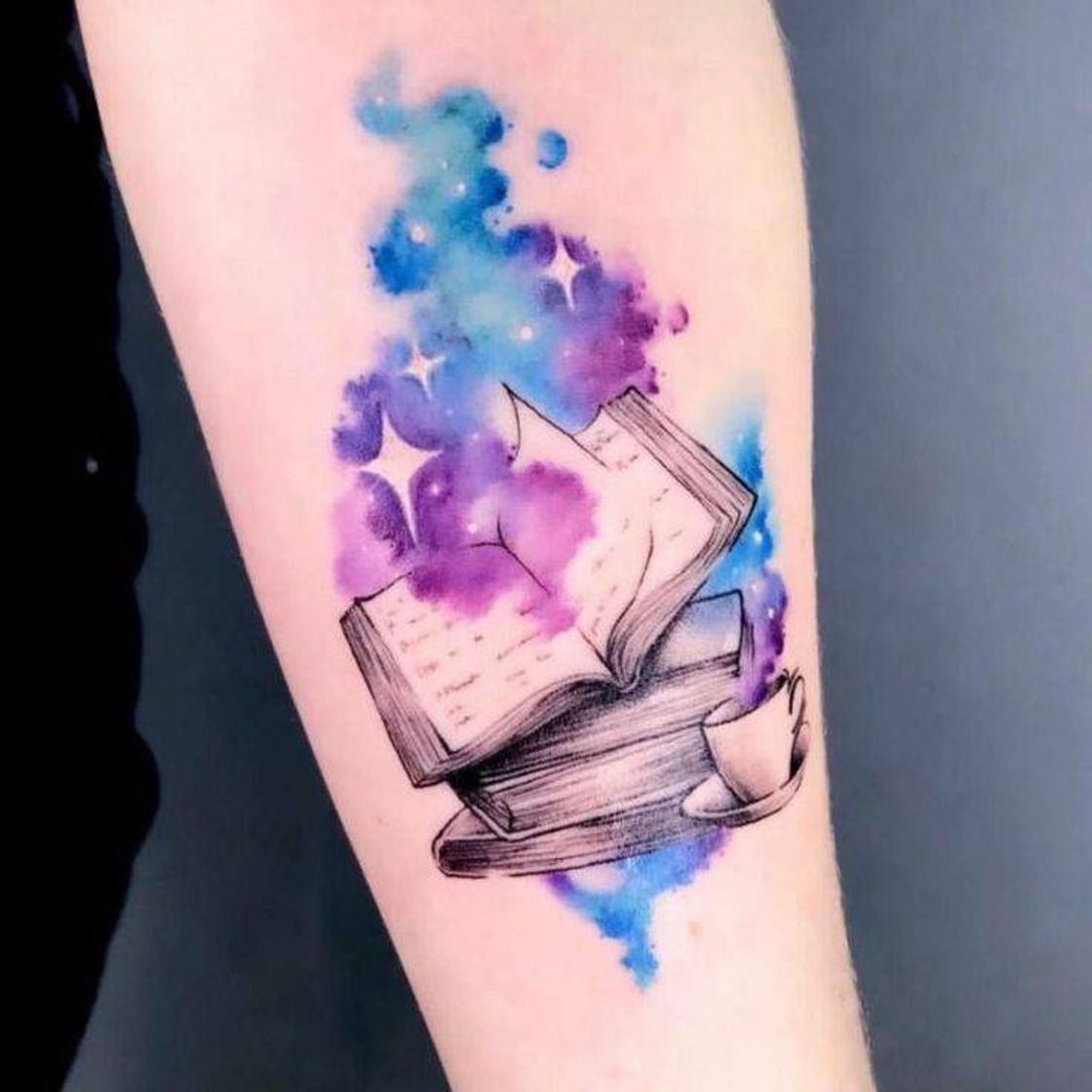 Fashion Tatuagem de um livro, perfeito 👏❤️