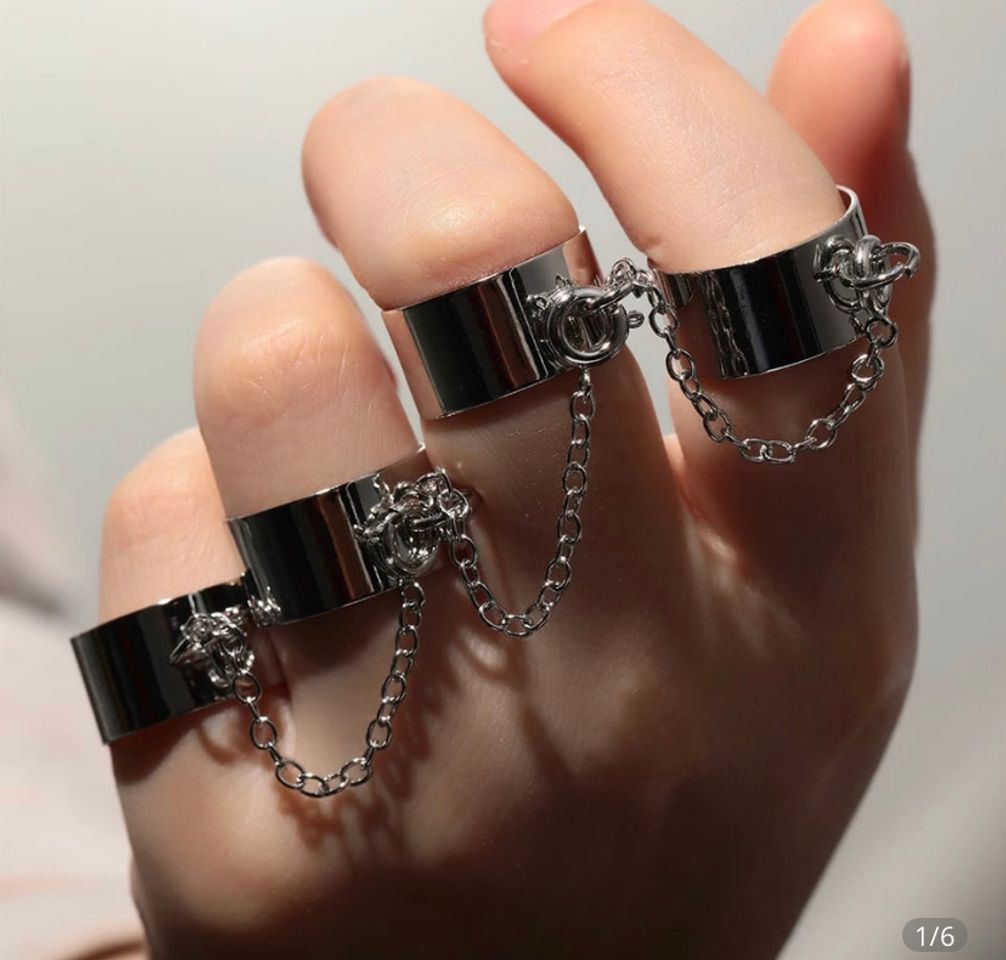 Moda anillos con cadenas