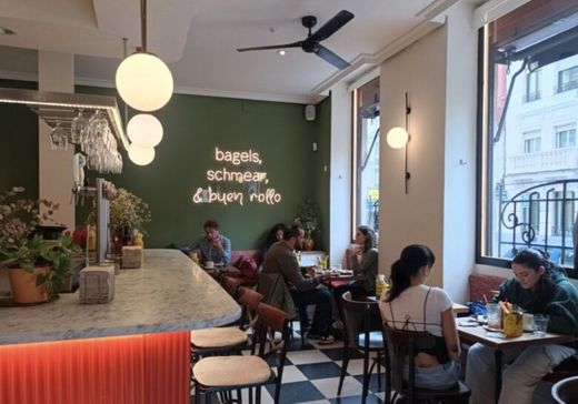 Mazál Bagels & Café
