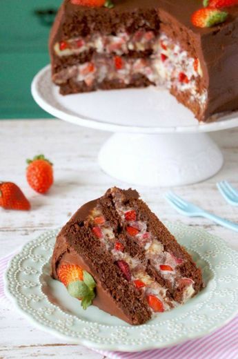 Bolo de chocolate com recheio de brigadeiro branco e morango