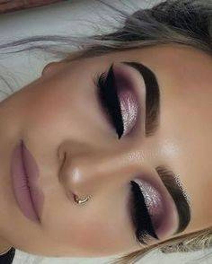 Moda Olhos com sombra em tons rosa em 2020 - Pinterest