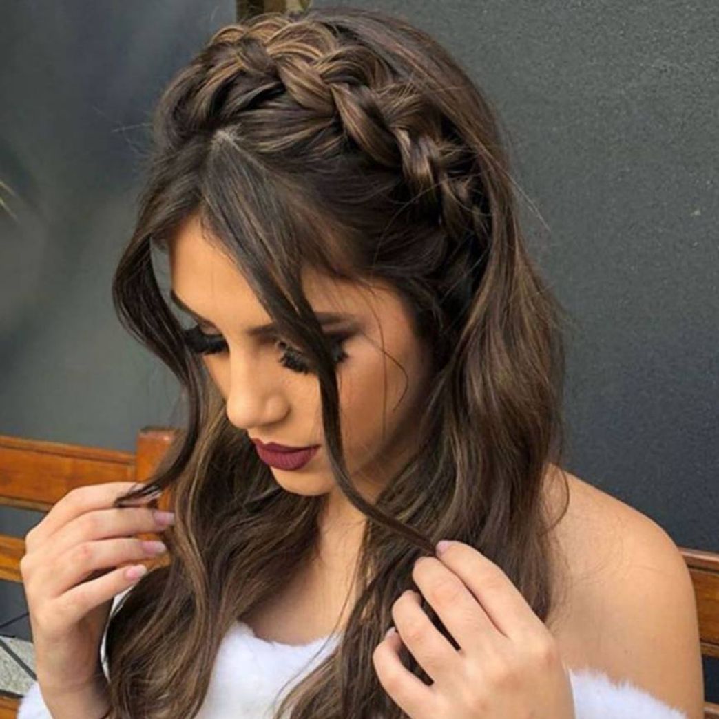 Moda Penteado simples e lindo, combina com qualquer ocasião🌷