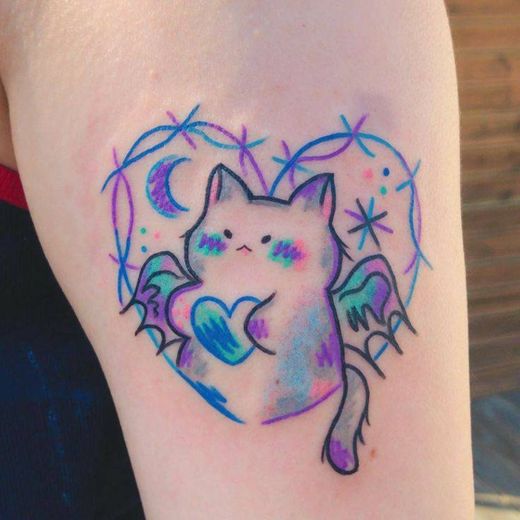 Tatuagem de gato colorido com um coração