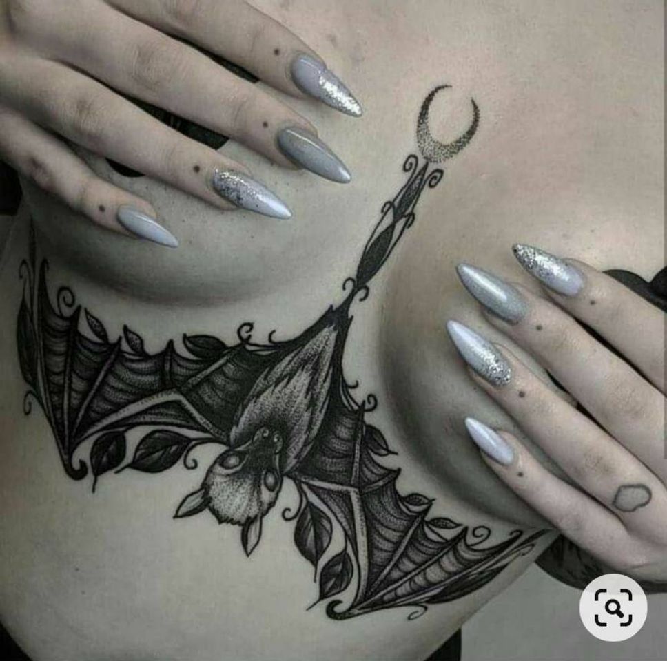 Moda Tattos entre os seios 