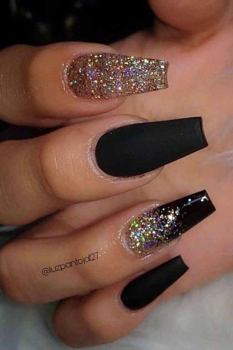 Fashion Unhas pretas com glitter dourado 