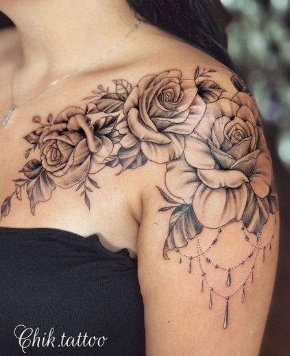 Tatto de flores no ombro 