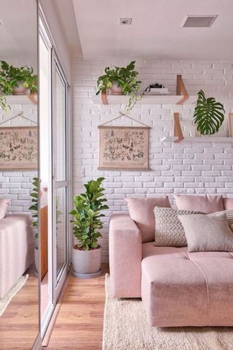 Moda decoração com tons de rosa e muitas plantas 