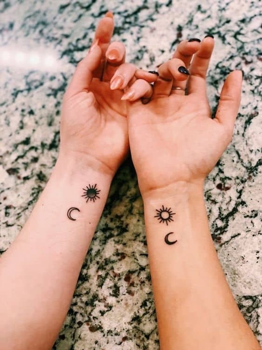 Fashion tatuagem com amiga