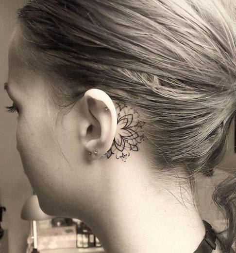 Tattos atrás da orelha 
