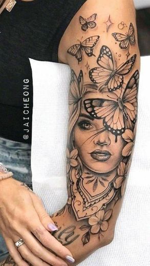 Tatuagem estilosa grande no braço 