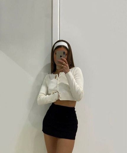 Cropped Branco com mini saia preta