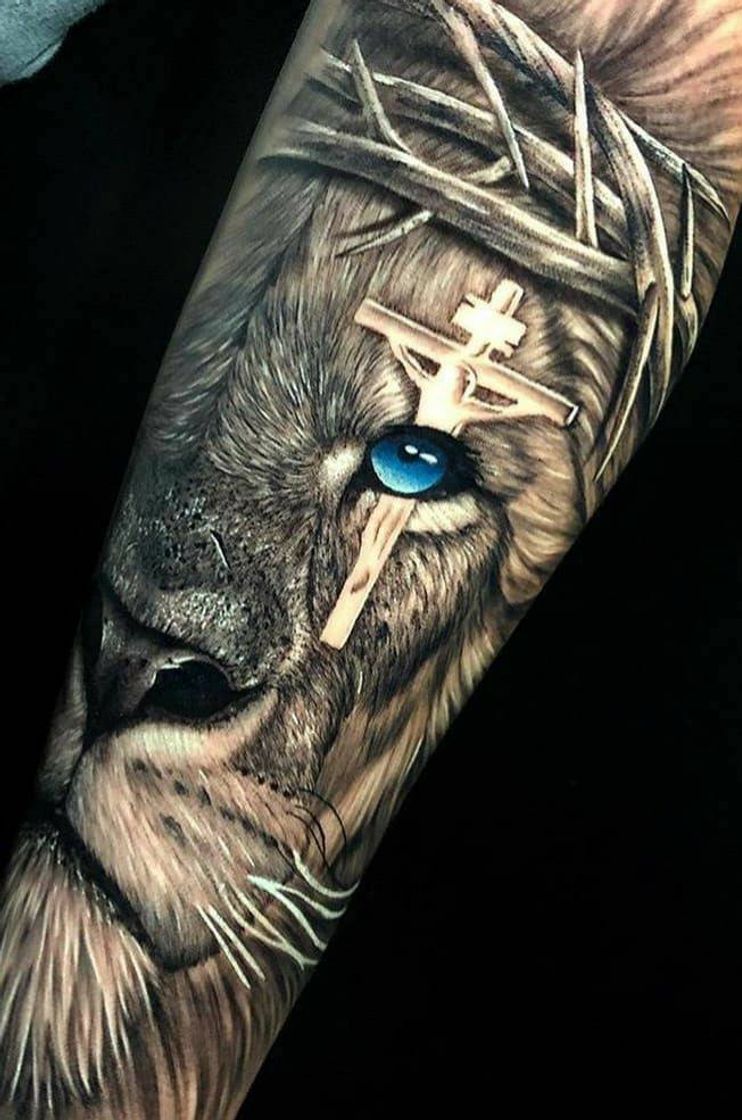 Moda Lion arm tattoo