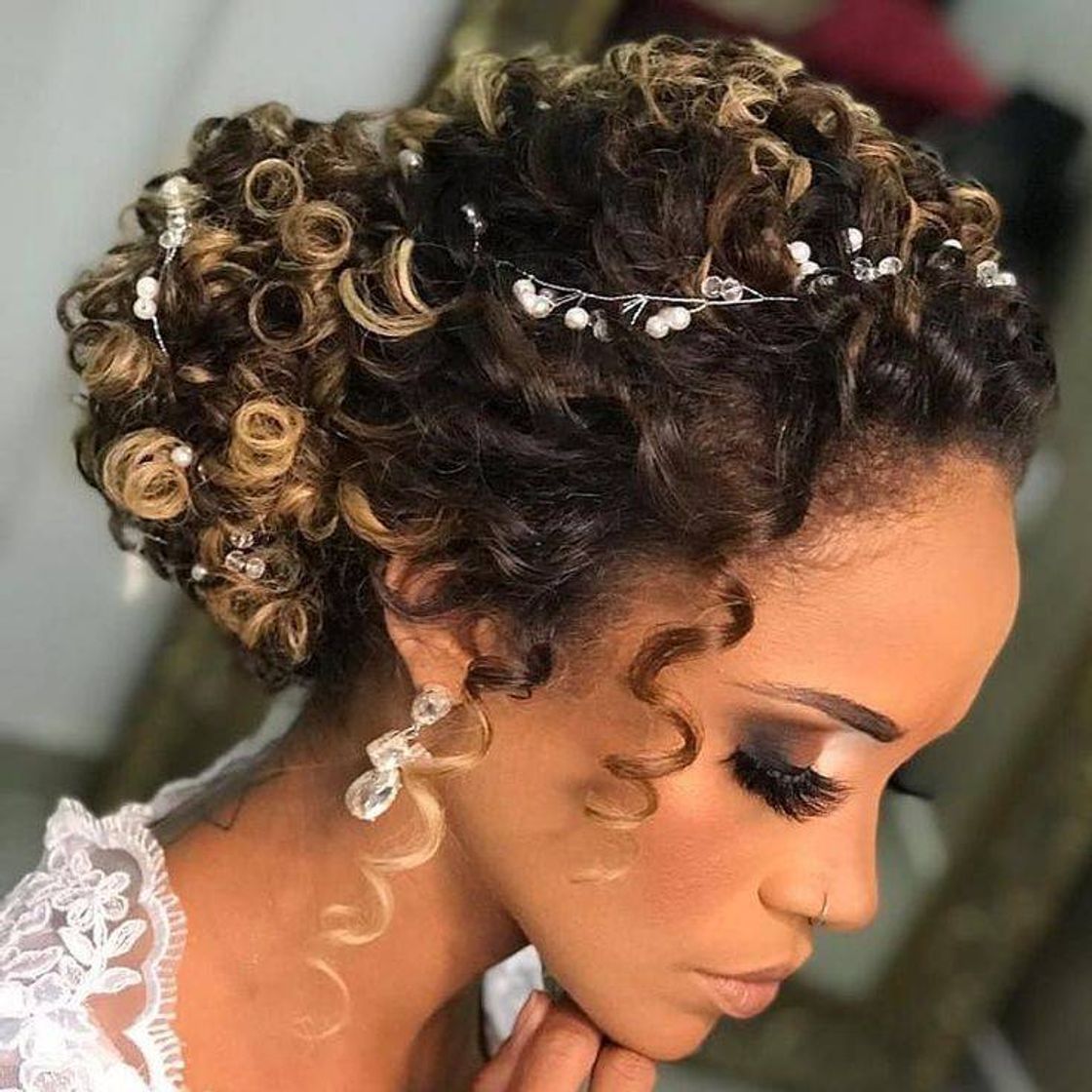 Moda Penteado para noivas crespas e cacheadas 