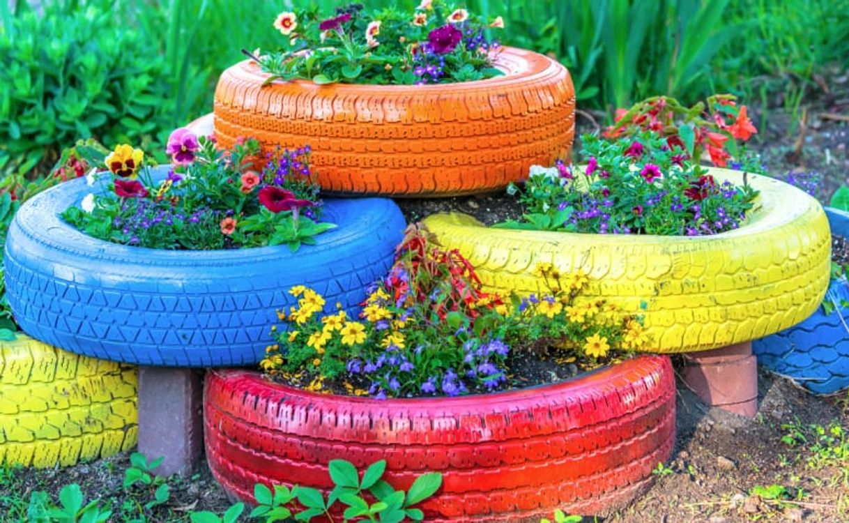 Moda 55 ideias de jardim com pneus para ter um cantinho florido