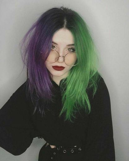 Cabelo bicolor verde e roxo