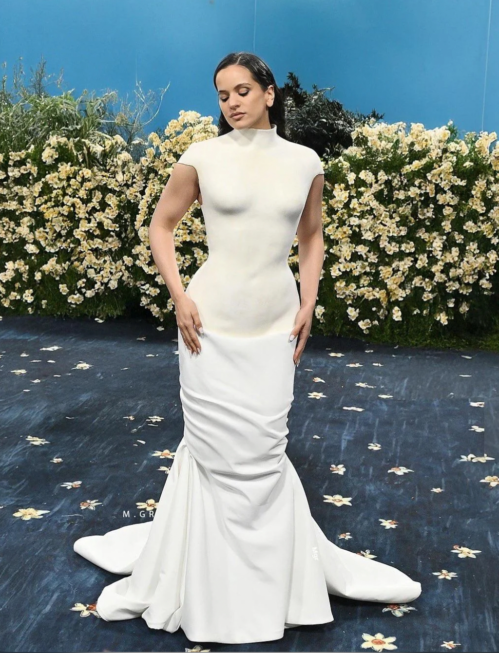 Social Rosalía deslumbra en blanco nupcial Balmain
