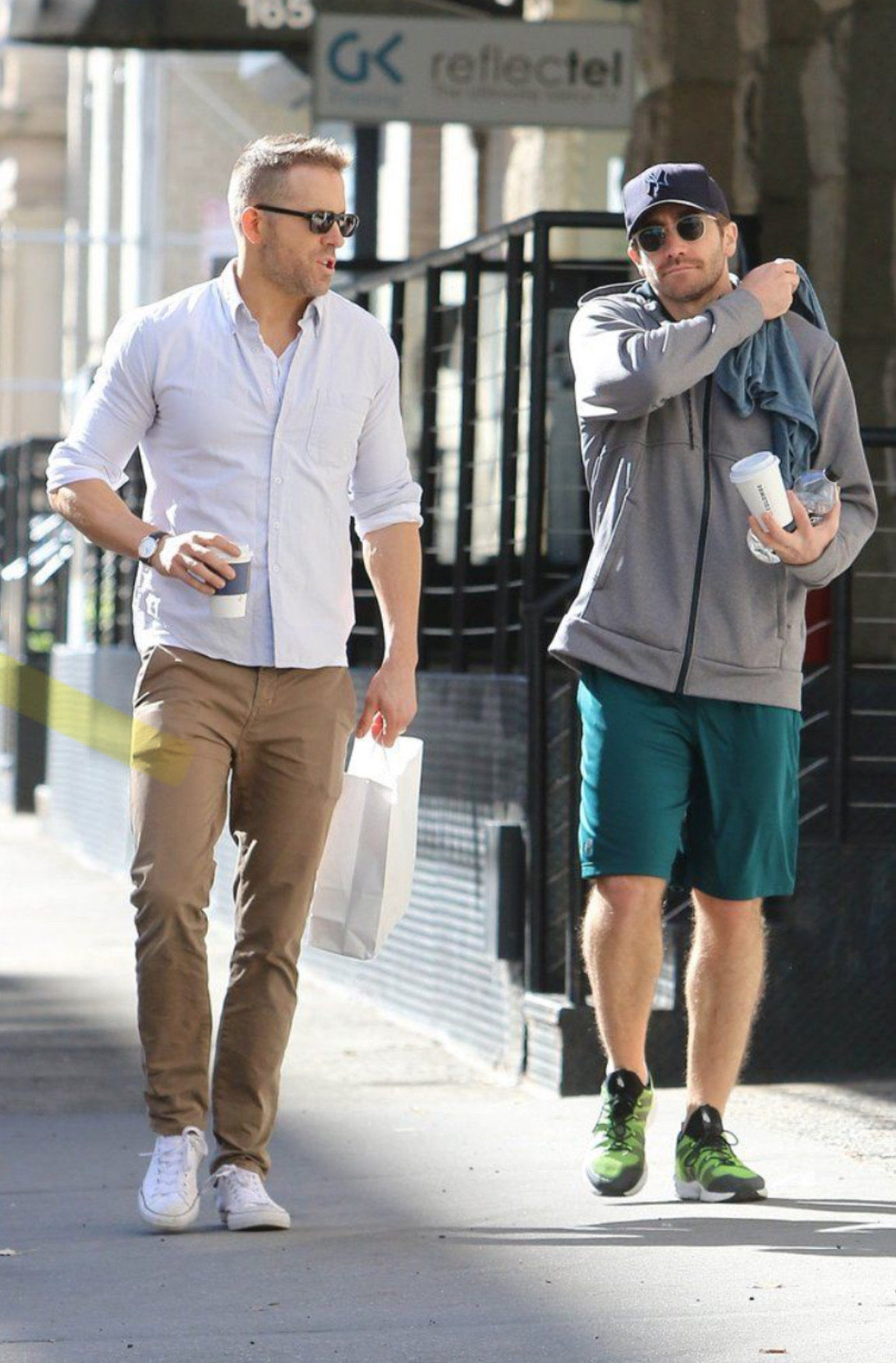 Social Ryan Reynolds y las converse blancas