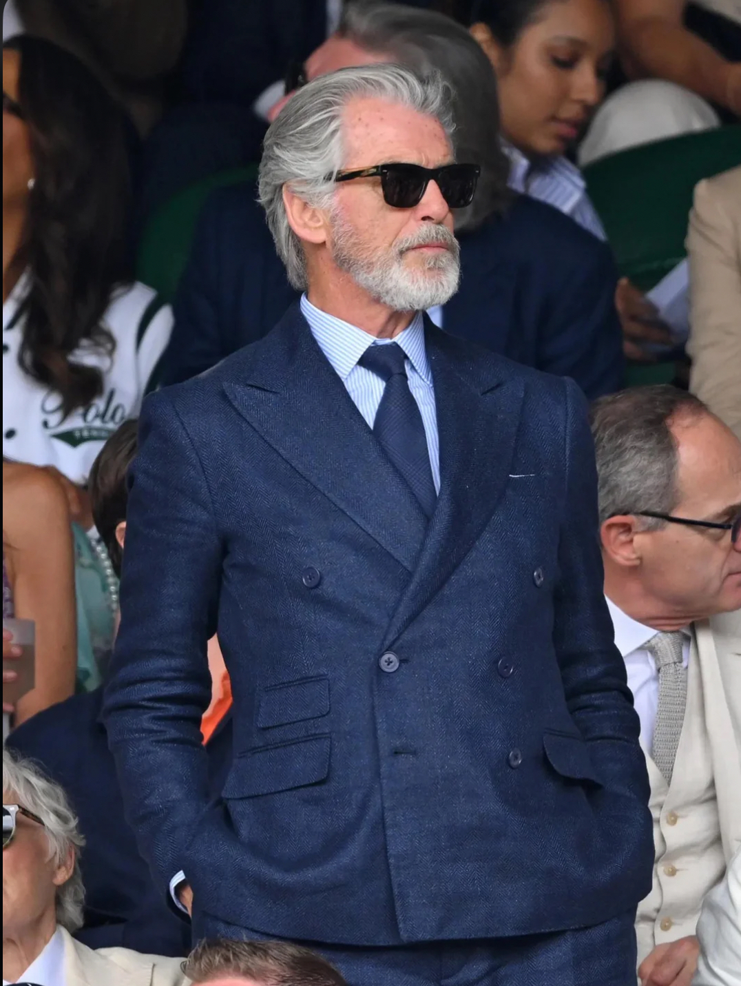 Social Blazer navy: el uniforme del jet set