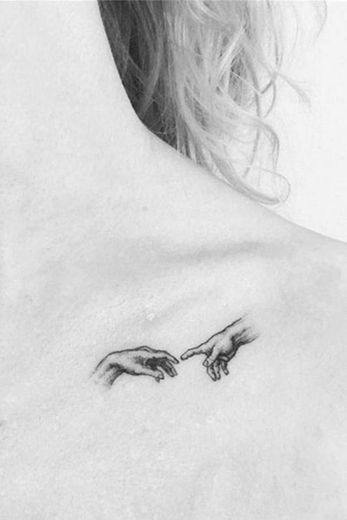 Tattoo inspirada em A criação de adão do Michelangelo 