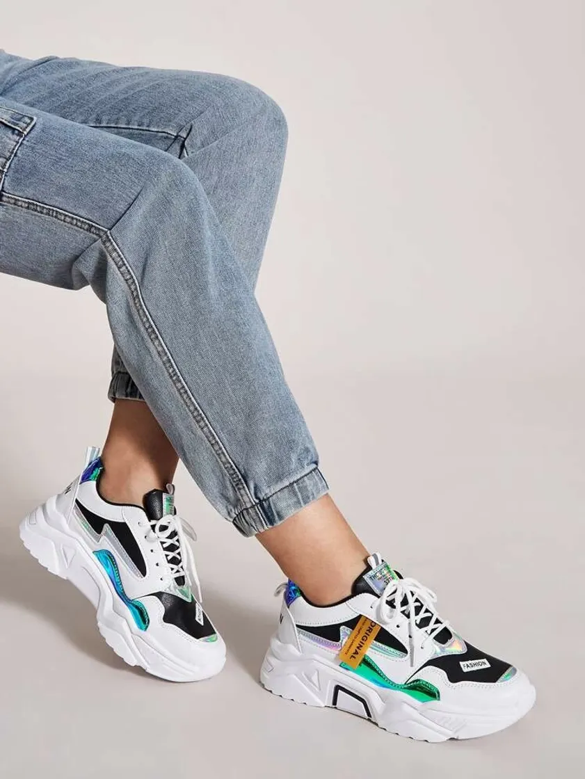 Moda Letter Patch Decor Holographic Lace-up Front Sneakers