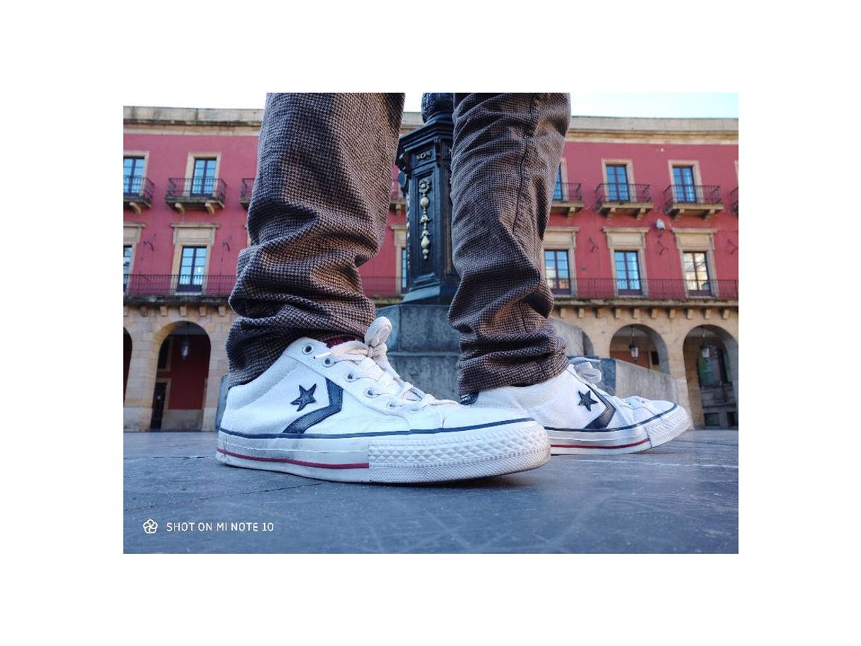 Producto Mis Converse y yo paseando por la Plaza Mayor de Gijon