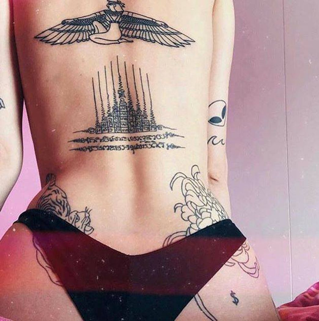 Moda É um charme tatuagem nas costas 