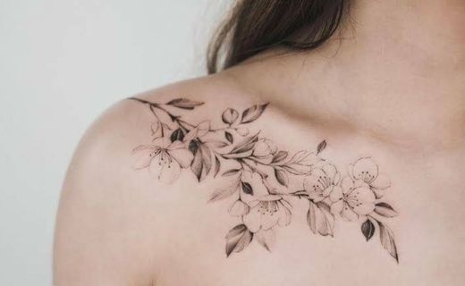 Tatuagem floral.