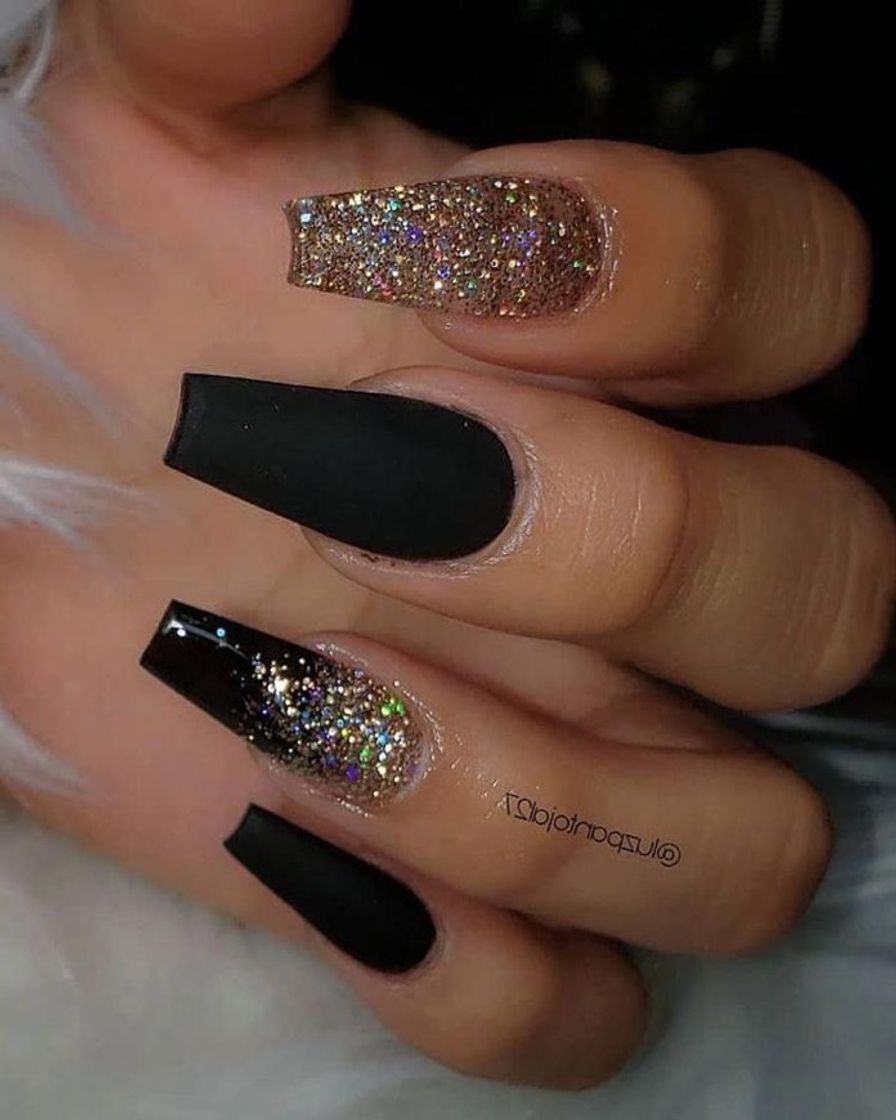 Moda black nails with shine