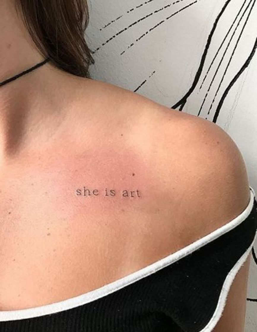 Moda tatuagem "she is art"