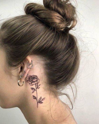 Tatuagem floral.