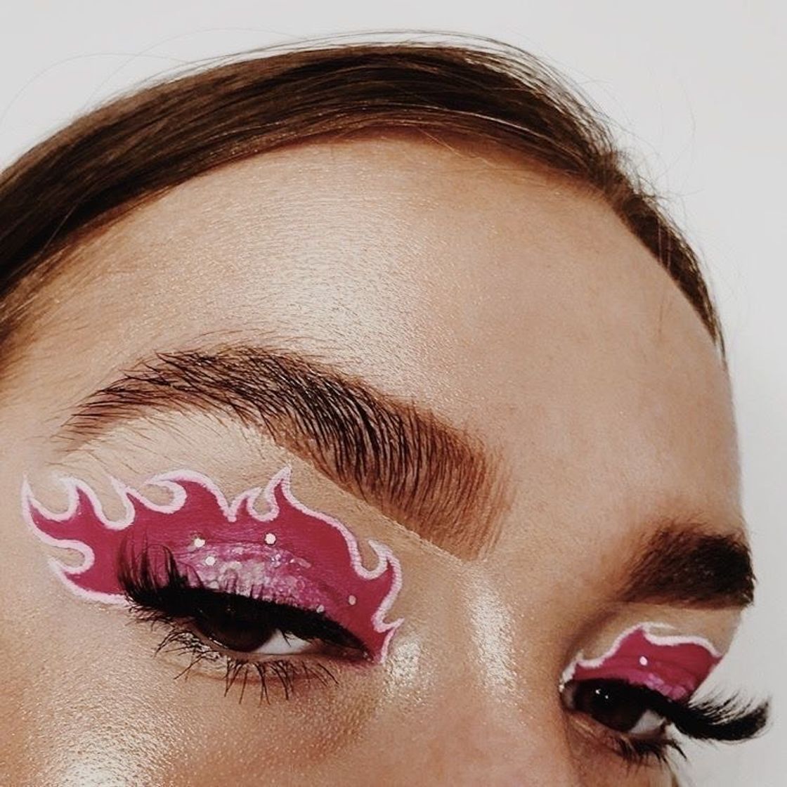 Moda ideia de olhos de fogo rosa