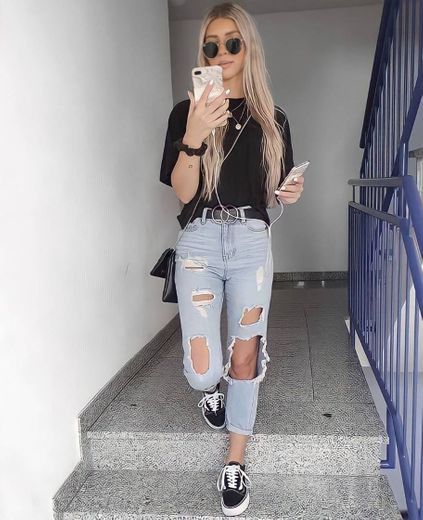 Uma calça larguinha com rasgos torna o look perfeito💖