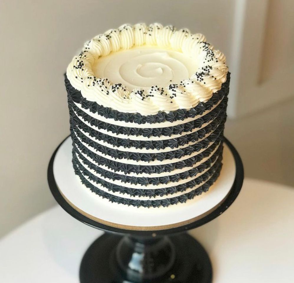 Moda Black & White Cake