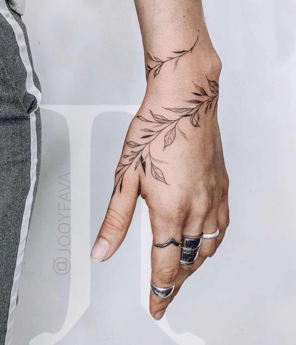 Fashion tatuagem ramo de folhas