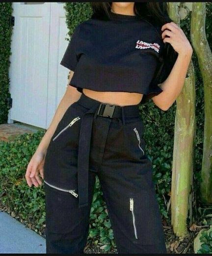 cropped preto com calça preta ✨